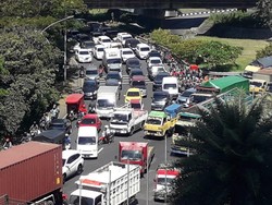Bundaran Waru Arah Surabaya Ditutup Total, Kemacetan Sampai 1,5 Km