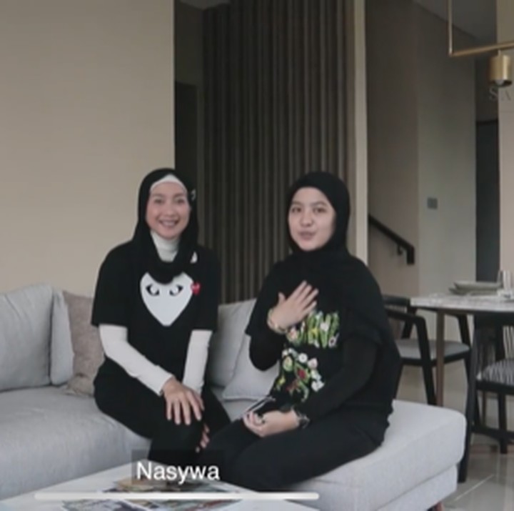 <p>Beberapa waktu lalu, Desy membelikan rumah untuk sang putri lantaran ia akan berkuliah di Bogor, Bunda. Tak hanya itu, rumah ini akan mengajarkan Nasywa bagaimana caranya bisa hidup mandiri. (Foto: Instagram/@thesanctuarycollectionofficial)</p>