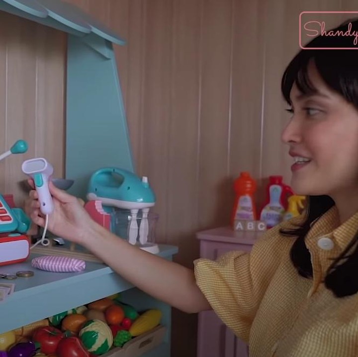 <p>Di dalam kamar Claire, Shandy sengaja membuat supermarket kecil dilengkapi meja kasir. Ia ingin memperkenalkan Claire dengan aktivitas sehari-hari nih. (Foto: YouTube Shandy Aulia)</p>