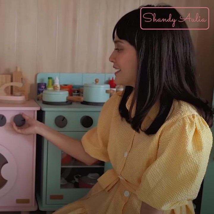 <p>Tak hanya itu, ada juga mesin cuci kecil lengkap dengan tempat jemuran yang bisa digunakan anaknya untuk belajar mencuci pakaian. (Foto: YouTube Shandy Aulia)</p>
