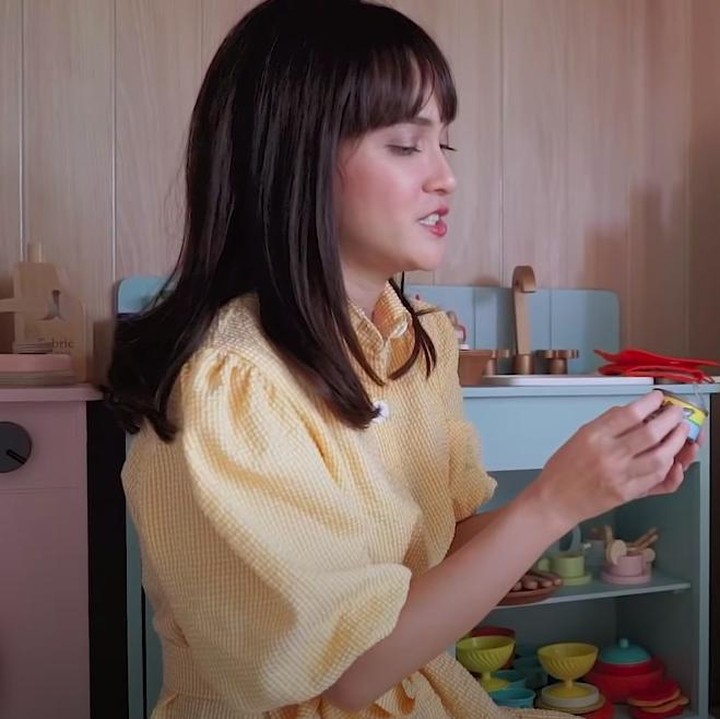 <p>Tepat di sebelah mesin cuci, tampak dapur yang lengkap dengan replika makanan di dalam kulkas. (Foto: YouTube Shandy Aulia)</p>