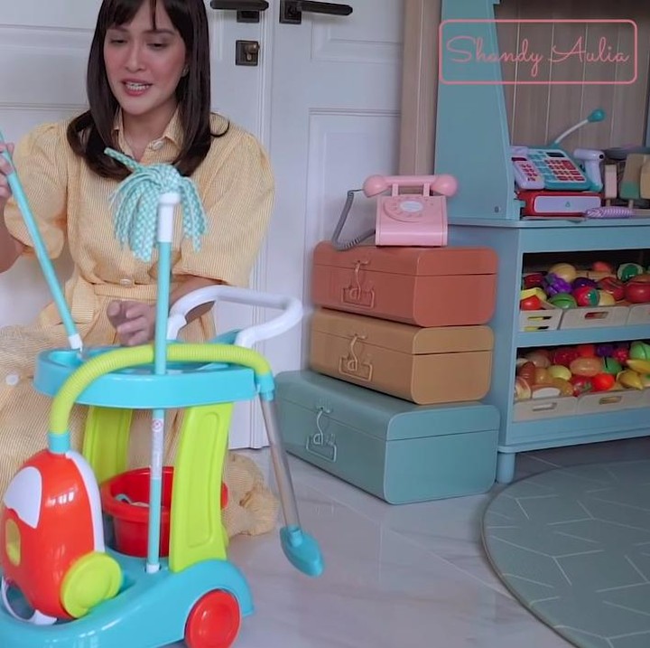 <p>Salah satu peralatan rumah tangga yang disiapkan Shandy untuk anaknya adalah vacum cleaner mainan. Shandy mengatakan bahwa Claire juga suka bersih-bersih nih. (Foto: YouTube Shandy Aulia)</p>