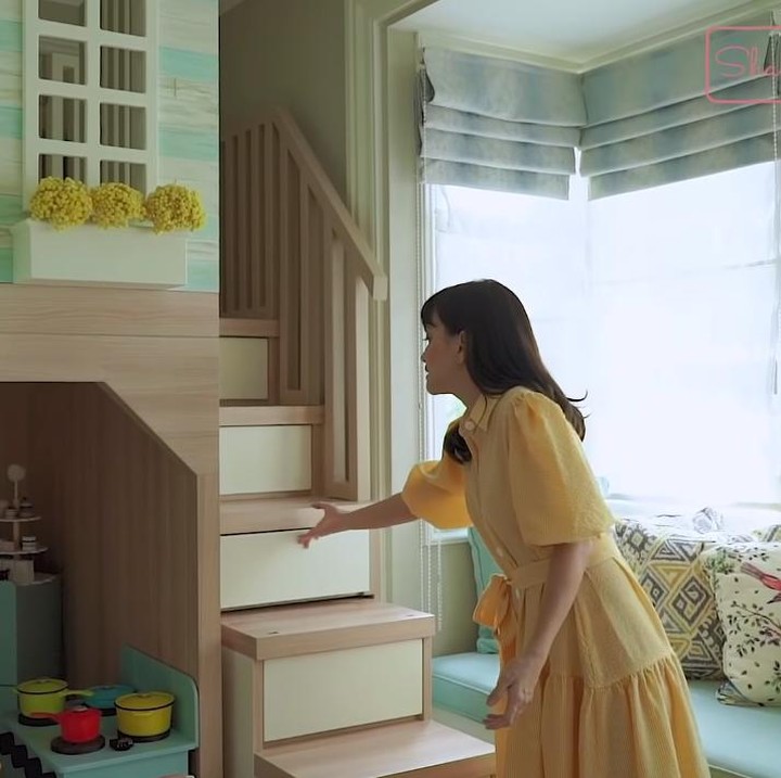 <p>Selain perlengkapan main, Shandy juga menyiapkan rumah-rumahan kecil yang dilengkapi dengan tangga serbaguna dan seluncur kayu. (Foto: YouTube Shandy Aulia)</p>