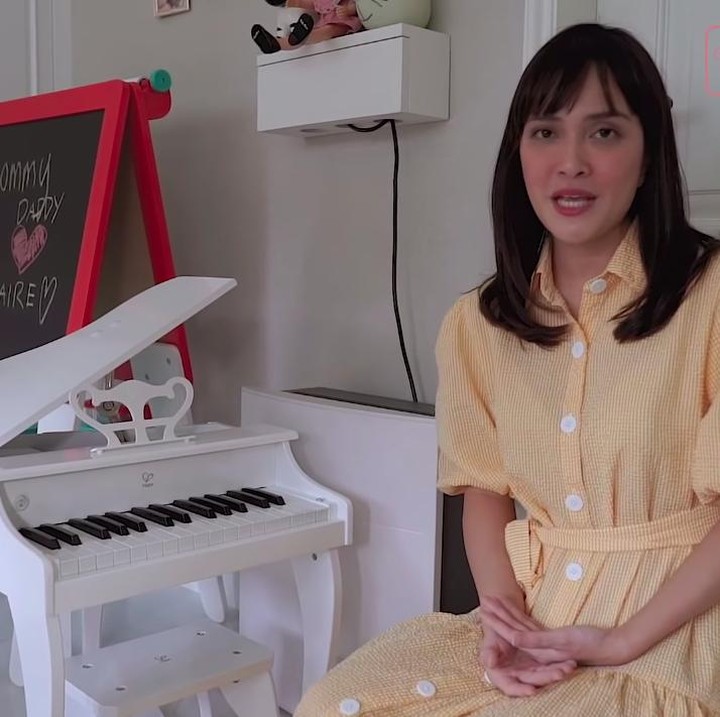 <p>Di dalam rumah-rumahan, ada piano kecil yang bisa digunakan Claire belajar musik. (Foto: YouTube Shandy Aulia)</p>