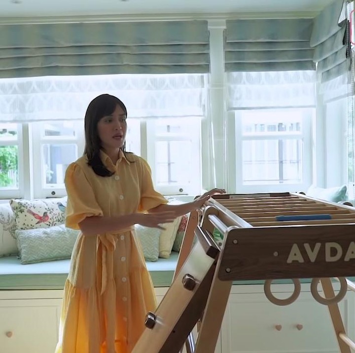 <p>Nah, di ruang kamar ini juga terdapat perlengkapan gym kecil yang terbuat dari kayu untuk Claire. Selain bermain, Claire juga bisa sehat karena melakukan aktivitas fisik ringan. (Foto: YouTube Shandy Aulia)</p>
