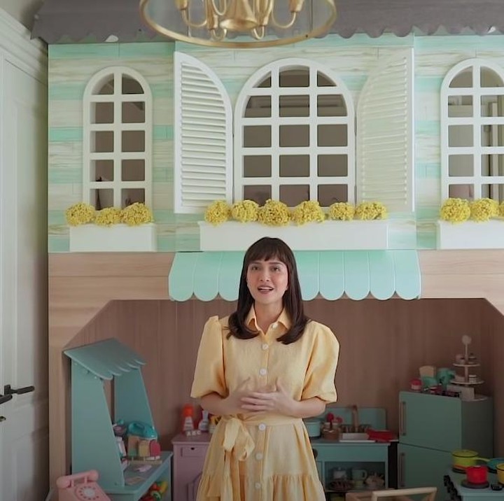 <p>Shandy Aulia membagun rumah kecil untuk anaknya di dalam kamar. Rumah ini berisi banyak permainan untuk menunjang pertumbuhan buah hatinya, Claire. (Foto: YouTube Shandy Aulia)</p>