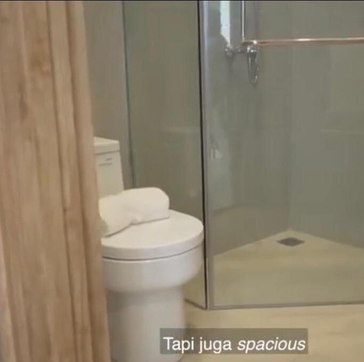 <p>Yang paling penting dari sebuah rumah tentu adalah kamar mandi. Di rumah Nasywa, kamar mandinya tidak terlalu besar dan tidak terlalu kecil. Meski begitu, desainnya tetap elegan dan minimalis. (Foto: Instagram: @thesanctuarycollectionofficial)</p>