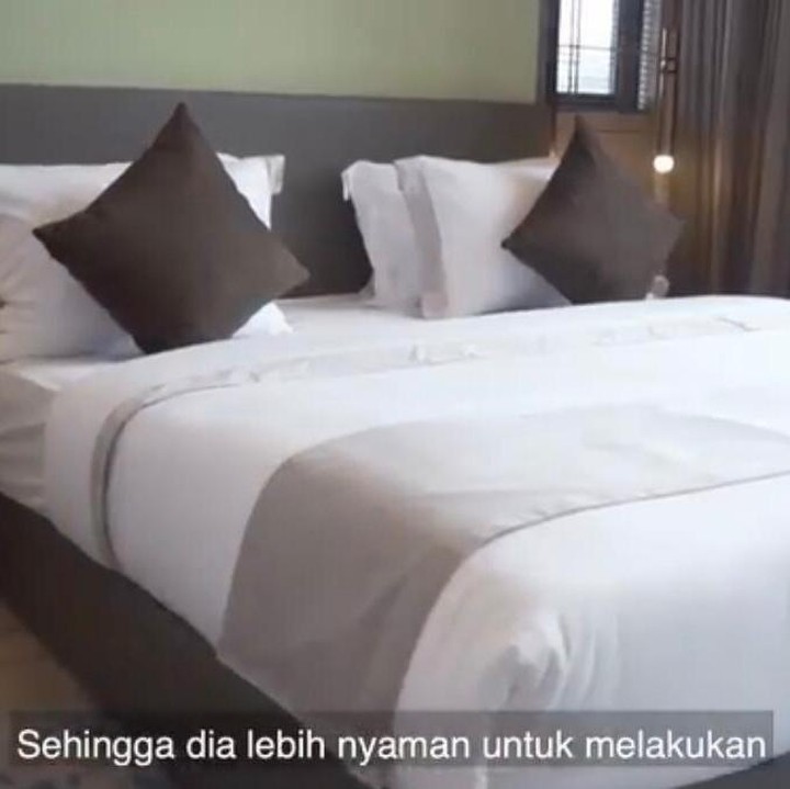 <p>Dalam rumah juga terlihat beberapa kamar tidur dengan satu kamar tidur utama. Pemandangannya bikin betah berlama-lama di kamar, lho. (Foto: Instagram: @thesanctuarycollectionofficial)</p>