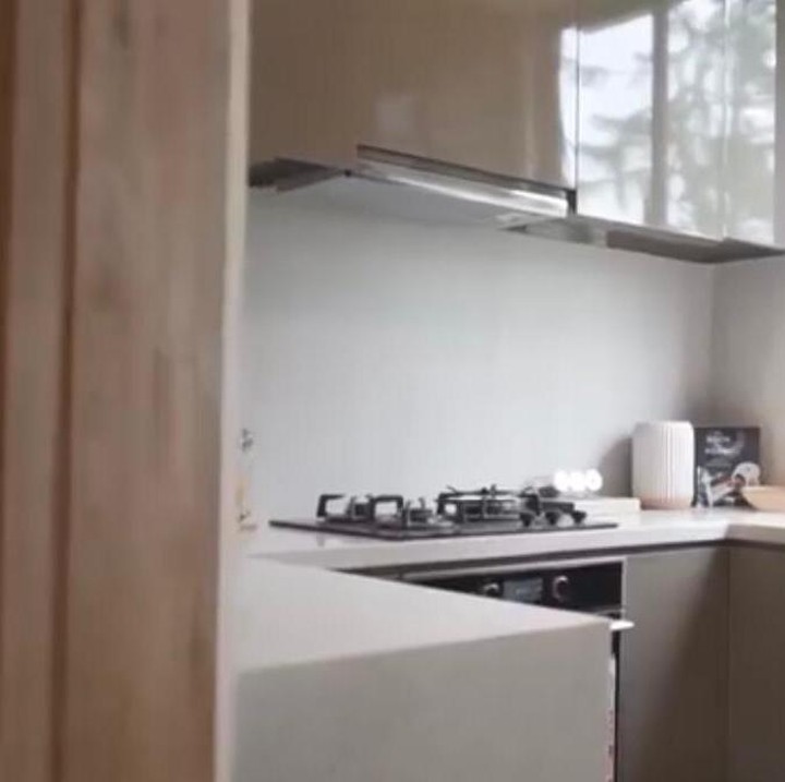 <p>Mengusung konsep minimalis, dapur rumah Nasywa terlihat sangat simpel, Bunda. Meski begitu, tetap terlihat fungsional karena ruangan memanfaatkan kitchen set. (Foto: Instagram: @thesanctuarycollectionofficial)</p>