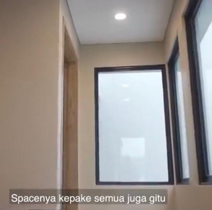 <p>Nasywa mengaku memilih rumah ini karena ukurannya yang tidak terlalu besar, Bunda. Tak hanya itu, seluruh ruangan juga akan terpakai olehnya. Rumah ini juga memiliki jendela yang besar, lho. (Foto: Instagram: @thesanctuarycollectionofficial)</p>