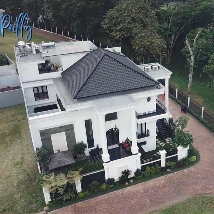 <p>Rumah Prilly Latuconsina terdiri dari empat lantai dengan desain mewah dan modern. Tak hanya itu, rumah aktris satu ini juga dilengkapi berbagai fasilitas hiburan, seperti ruang biliar dan bioskop pribadi yang digunakan untuk menonton sekaligus tempat karaoke.&nbsp;(Foto: YouTube Prilly Latuconsina)</p>