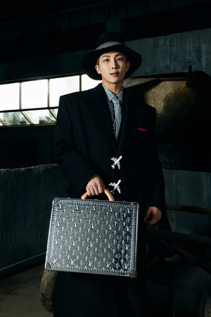 Gandeng BTS Sebagai House Ambassadors, Ini Koleksi Fall Winter 2021 Louis  Vuitton - Foto 1
