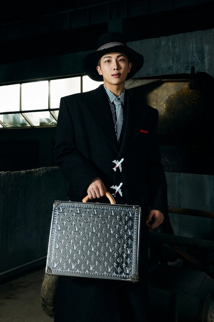 Sang leader Kim Namjoon terlihat menawan mengenakan jas hitam dan tas berlogo Louis Vuitton. /Photos: Courtesy of Louis Vuitton/Instagram @voguejapan