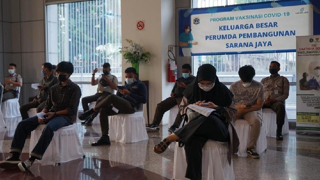 Sarana Jaya menyelenggarakan kegiatan vaksinasi Covid-19 untuk keluarga besar pegawai Sarana Jaya untuk mendorong percepatan vaksinasi nasional.