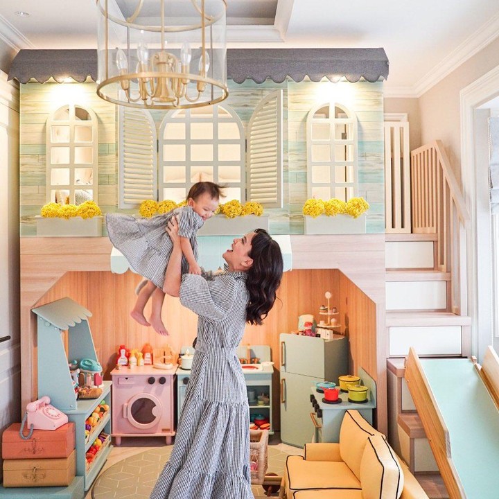 <p>Desain ruang kamar Claire tampak mewah dengan semua furnitur yang tersusun rapi. (Foto: Instagram @shandyaulia)</p>