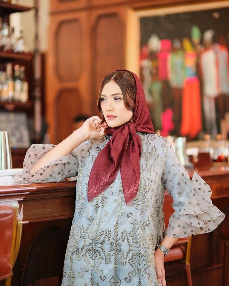 Anisa Aziza istri Raditya Dika tampak bergaya menggunakan kerudung perlihatkan poni ala ibu pejabat sosialita. Yuk intip!