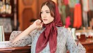 Style Anisa Aziza Istri Raditya Dika Ala Ibu Pejabat Sosialita Anisa Aziza istri Raditya Dika tampak bergaya menggunakan kerudung perlihatkan poni ala ibu pejabat sosialita. Yuk intip!