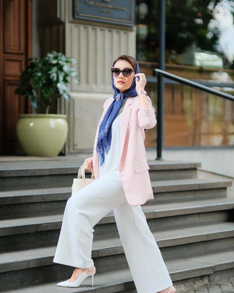 Anisa Aziza istri Raditya Dika tampak bergaya menggunakan kerudung perlihatkan poni ala ibu pejabat sosialita. Yuk intip!