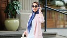 Style Anisa Aziza Istri Raditya Dika Ala Ibu Pejabat Sosialita Anisa Aziza istri Raditya Dika tampak bergaya menggunakan kerudung perlihatkan poni ala ibu pejabat sosialita. Yuk intip!