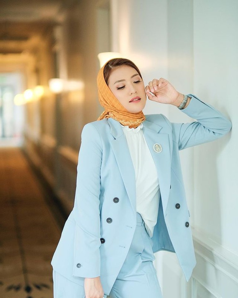 Anisa Aziza istri Raditya Dika tampak bergaya menggunakan kerudung perlihatkan poni ala ibu pejabat sosialita. Yuk intip!