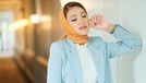 Style Anisa Aziza Istri Raditya Dika Ala Ibu Pejabat Sosialita Anisa Aziza istri Raditya Dika tampak bergaya menggunakan kerudung perlihatkan poni ala ibu pejabat sosialita. Yuk intip!