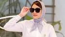 Style Anisa Aziza Istri Raditya Dika Ala Ibu Pejabat Sosialita Anisa Aziza istri Raditya Dika tampak bergaya menggunakan kerudung perlihatkan poni ala ibu pejabat sosialita. Yuk intip!