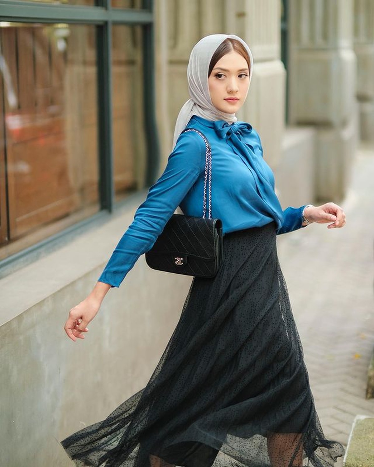 Anisa Aziza istri Raditya Dika tampak bergaya menggunakan kerudung perlihatkan poni ala ibu pejabat sosialita&period; Yuk intip&excl;