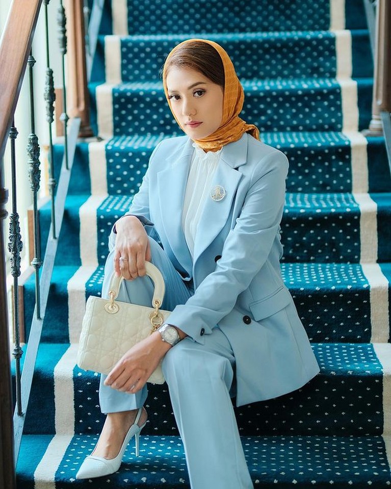 Anisa Aziza istri Raditya Dika tampak bergaya menggunakan kerudung perlihatkan poni ala ibu pejabat sosialita. Yuk intip!