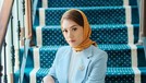 Style Anisa Aziza Istri Raditya Dika Ala Ibu Pejabat Sosialita Anisa Aziza istri Raditya Dika tampak bergaya menggunakan kerudung perlihatkan poni ala ibu pejabat sosialita. Yuk intip!