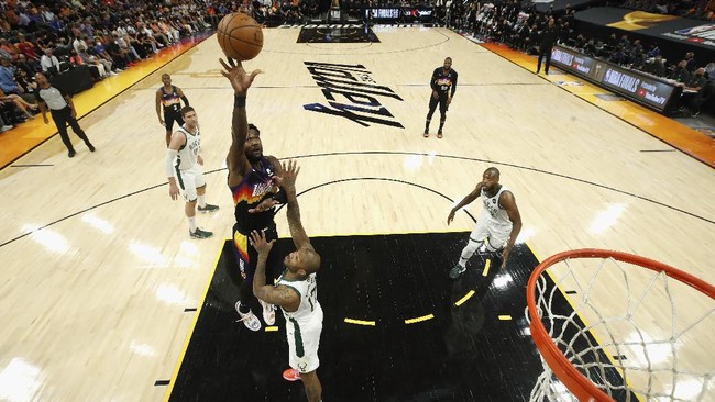 Phoenix Suns berhasil unggul 1-0 atas Milwaukee Bucks di final NBA 2021 usai menang 118-105 di Phoenix Suns Arena, Rabu (7/7) pagi WIB.