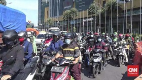 Protes Pekerja Surabaya Saat Bundaran Waru Ditutup Total