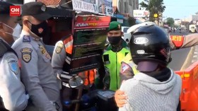 VIDEO: Kesal Macet Penyekatan, Pemotor Lindas Kaki Petugas