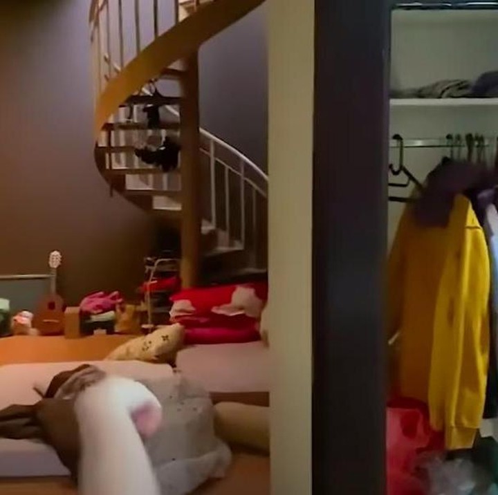<p>Kamar lama Ussy kini ditempati oleh adiknya. Jika Bunda lihat, di dalamnya ada tangga. Tangga itu yang menjadi penghubung ke ruang wardrobe. (Foto: YouTube Ussy Andhika)</p>