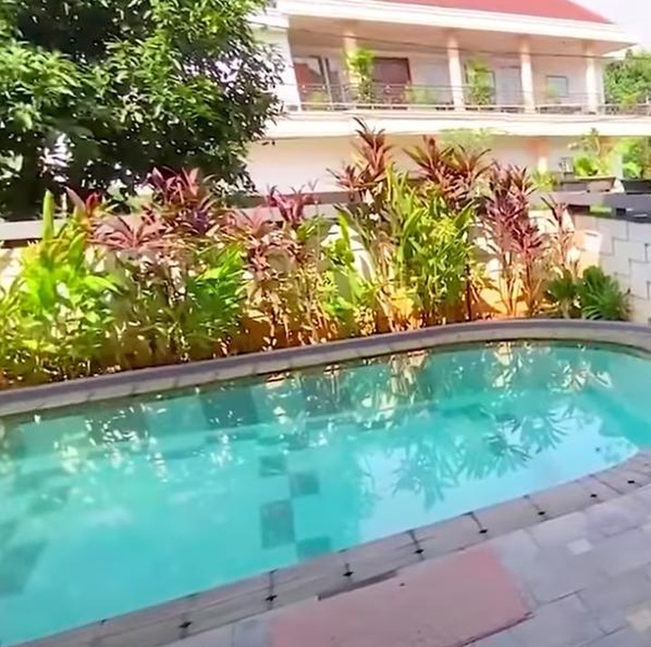 <p>Di samping rumah terdapat kolam renang, Bunda. Tamu atau anggota keluarga bisa masuk ke area kolam renang lewat pintu di ruang tengah atau tangga dari teras depan. (Foto: YouTube Ussy Andhika)</p>