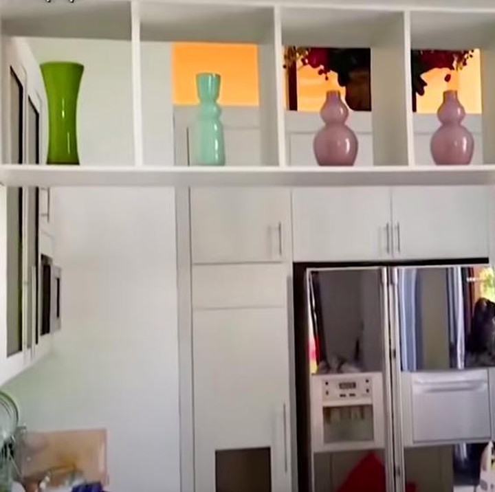 <p>Bagian dapur di rumah lama Ussy, desainnya modern ya, Bunda. (Foto: YouTube Ussy Andhika)</p>