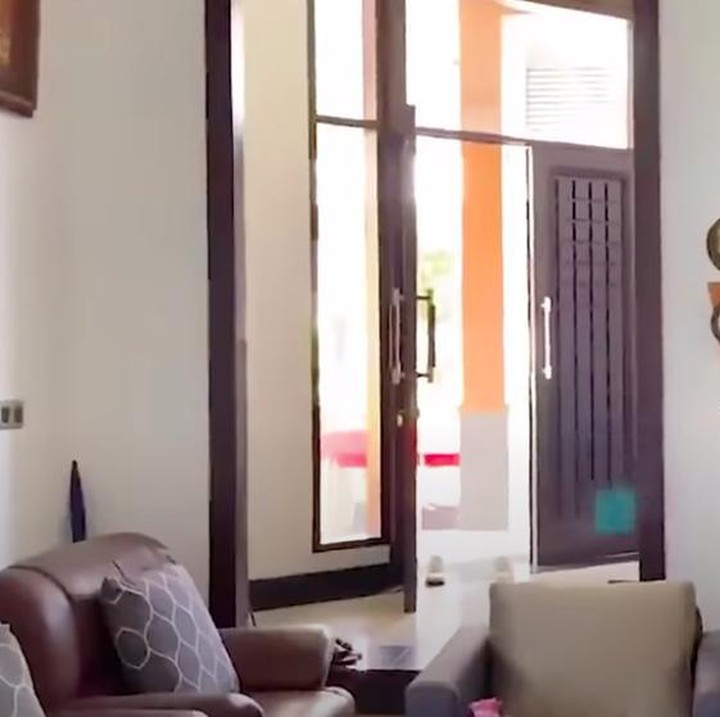 <p>Ruang tengah rumah lama Ussy, diisi dengan sofa serta perabot mewah lainnya. (Foto: YouTube Ussy Andhika)</p>