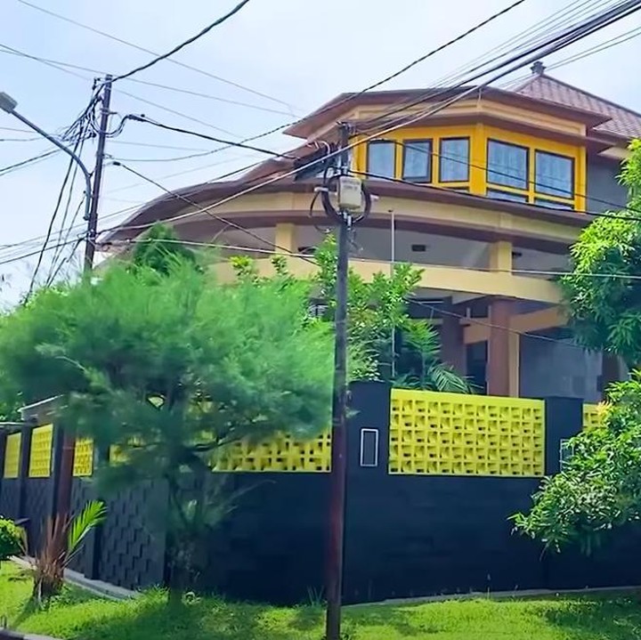 <p>Sebelum menikah dengan Andhika Pratam, Ussy Sulistiawaty sempat membangun rumah di Lebak Bulus. (Foto: YouTube Ussy Andhika)</p>