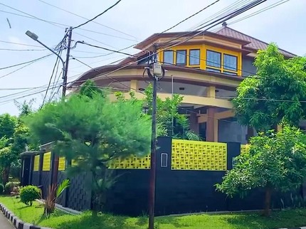 7 Potret Mewah Rumah Lama Ussy Sulistiawaty yang Sempat Bikin Andika Minder