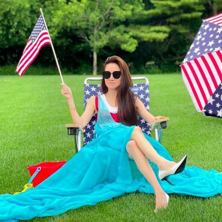 <p>Vera Wang dikenal sebagai desainer gaun pengantin terkenal di dunia. Selebritis seperti Alicia Keys, Mariah Carey dan Kim Kardashian semuanya mengenakan desainnya ketika mereka menikah. Tak terkecuali gaun pengantin Victoria Beckham yang juga dirancangnya. (Foto: Instagram @verawanggang)</p>