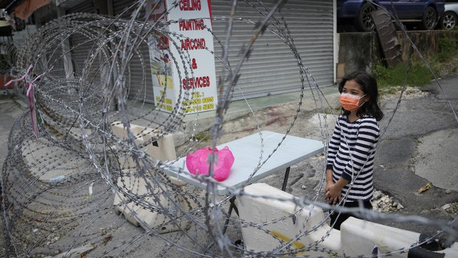 FOTO: Saling Bantu Lewat Bendera Putih saat Lockdown Malaysia