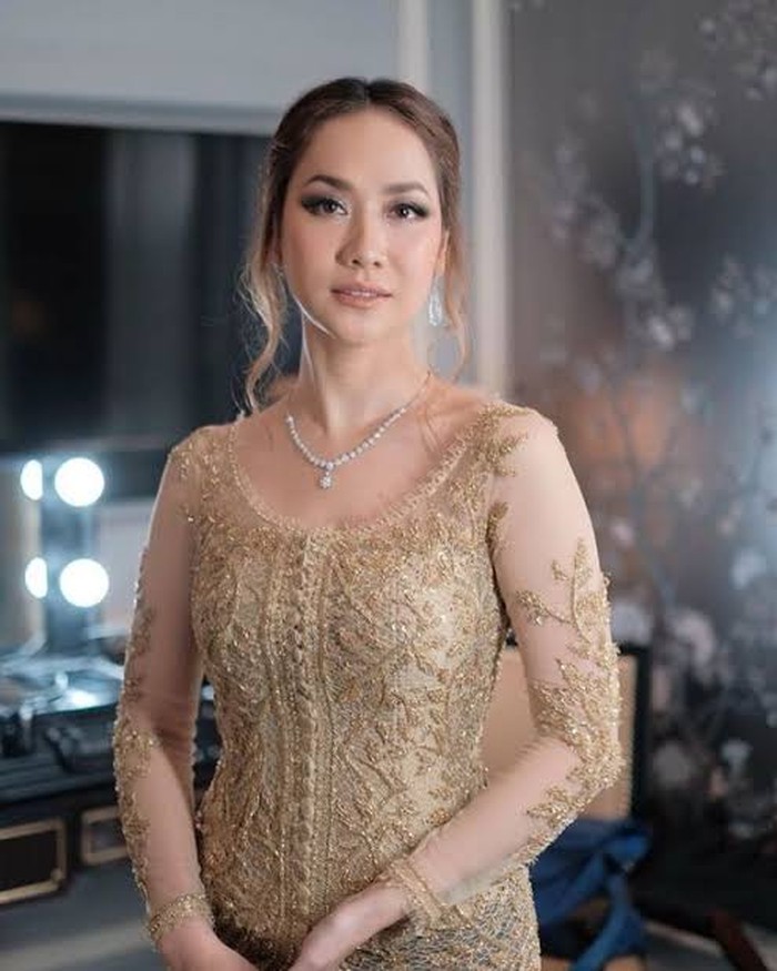 Warna gold memang tak pernah gagal membuatmu terlihat glamor. Kebaya kartini adalah salah satu model kebaya yang banyak digemari. Dengan kerah oval yang dipadukan dengan kalung bisa membuat leher terlihat lebih jenjang. (Foto: twitter.com/didietmaulana)