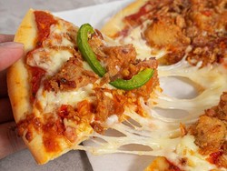 5 Pizza Kekinian dengan Topping Jamur Truffle hingga Ayam Geprek