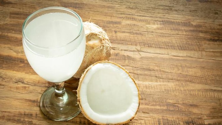 Air Kelapa Tua Tak Kalah Nutrisinya dari Air Kelapa Hijau yang Diburu Saat Pandemi