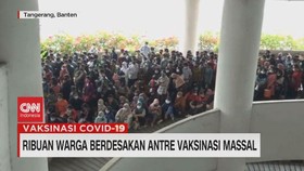 VIDEO: Ribuan Warga Berdesakan Antre Vaksinasi Massal