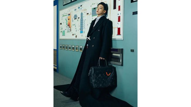 Jungkook BTS menjadi sorotan karena memakai kalung Louis Vuitton berbentuk penghapus seharga Rp11,7 juta.