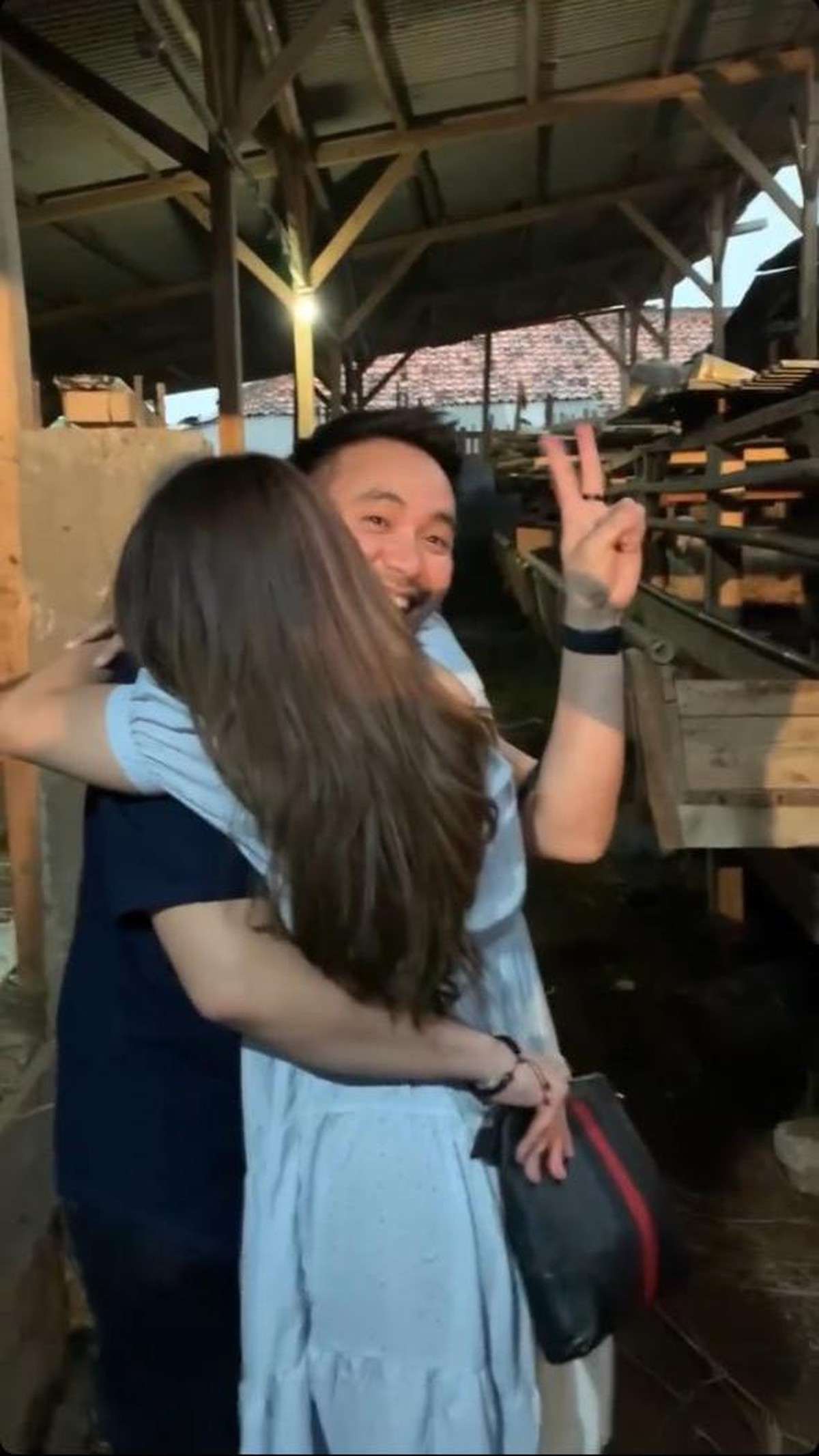 Detik-detik Jenita Janet Menangis Terharu Saat Diberi Kado Peternakan Oleh Suami