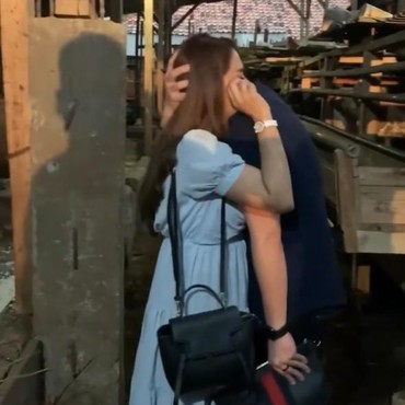 Detik-detik Jenita Janet Menangis Terharu Dapat Kado Peternakan dari Suami