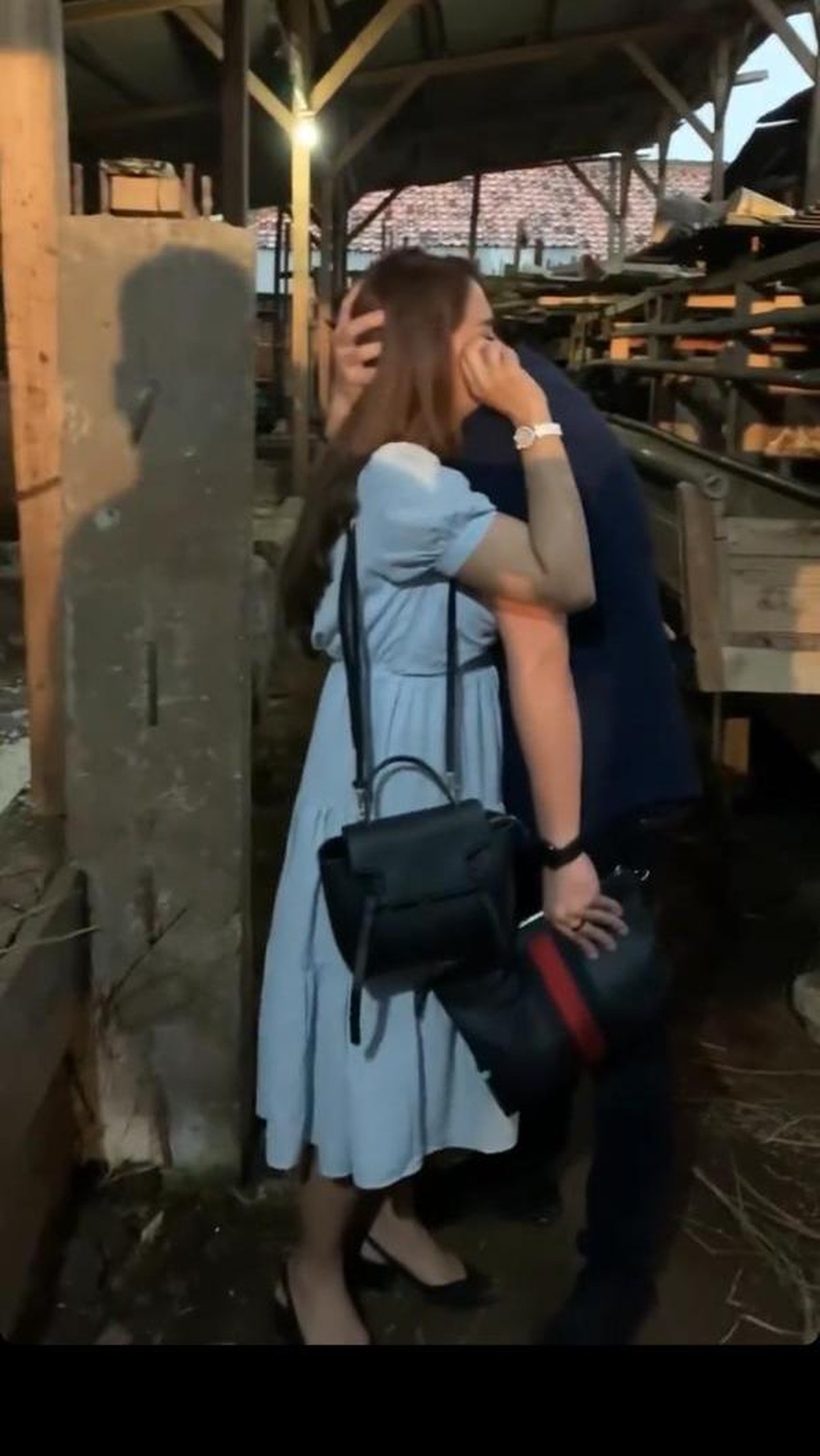 Detik-detik Jenita Janet Menangis Terharu Saat Diberi Kado Peternakan Oleh Suami