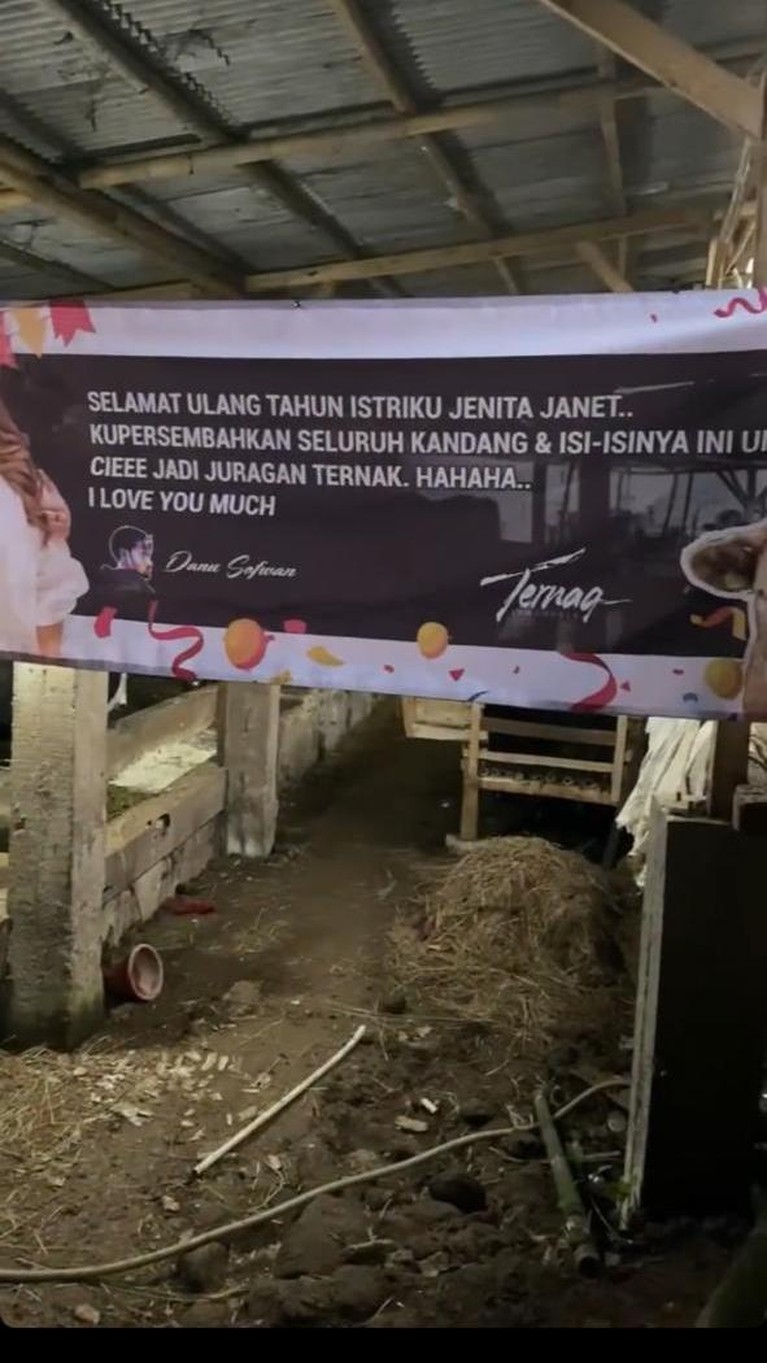 Detik-detik Jenita Janet Menangis Terharu Saat Diberi Kado Peternakan Oleh Suami Detik-detik Jenita Janet Menangis Terharu Saat Diberi Kado Peternakan Oleh Suami