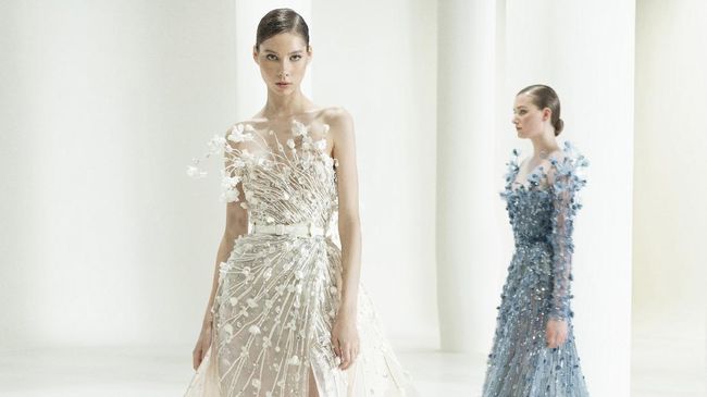 Di panggung Haute Couture di Paris, Saab mencoba membangun sebuah harapan yang indah.